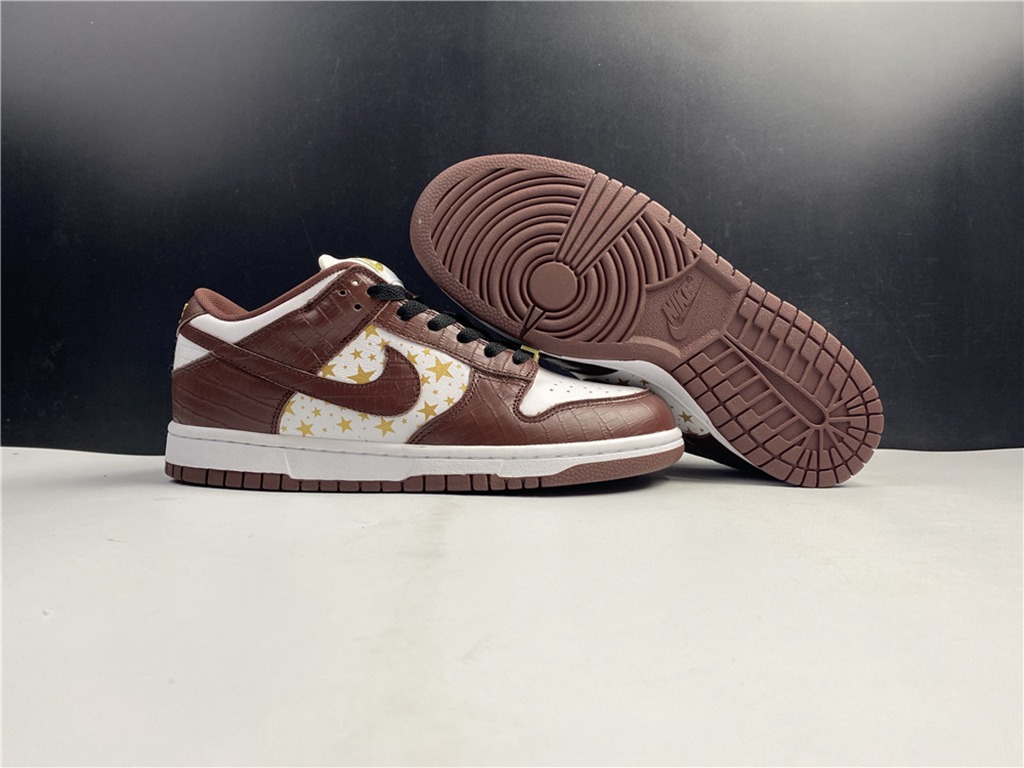 Svp*me x Nike SB Dunk Low DH3228-103